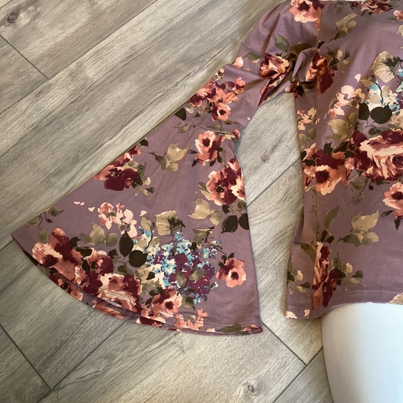 Polly & Esther Floral Flare Sleeve Top - Picture 3 of 6